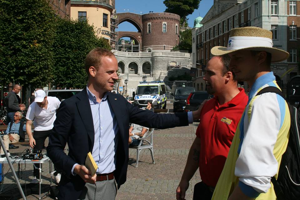 Gustav Kasselstrand med Stefan Jacobsson vid AfS torgmöte i Helsingborg i början av september. För fyra år sedan ledde han Svenskarnas parti (SvP) till val. Idag uppmanar han sin anhängare att rösta på Alternativ för Sverige.